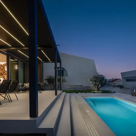 Acacia With Heated Pool Petrcane