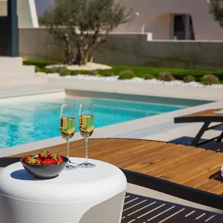 Acacia With Heated Pool Villa