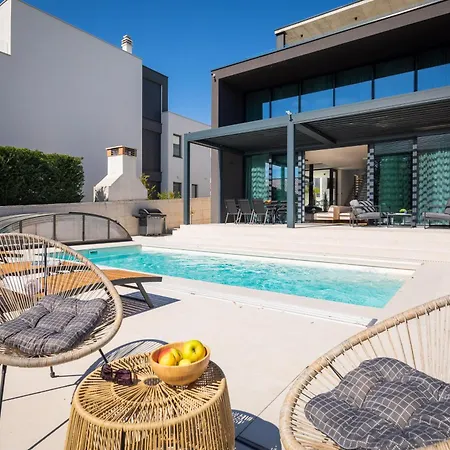 Acacia With Heated Pool Petrcane