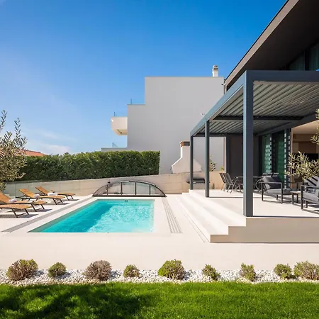 Villa Acacia With Heated Pool