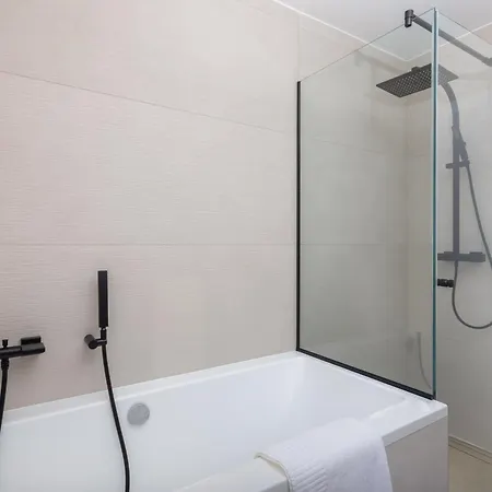 Acacia With Heated Pool Petrcane