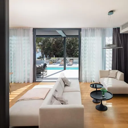 Acacia With Heated Pool Petrcane