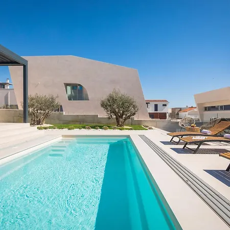 Acacia With Heated Pool Petrcane