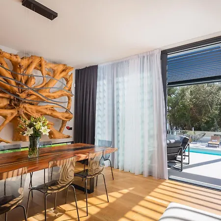 Acacia With Heated Pool Villa