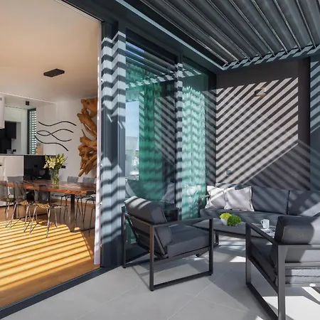 Villa Acacia With Heated Pool