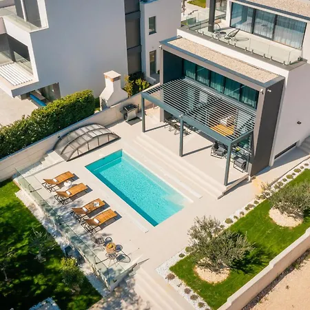 Acacia With Heated Pool Villa