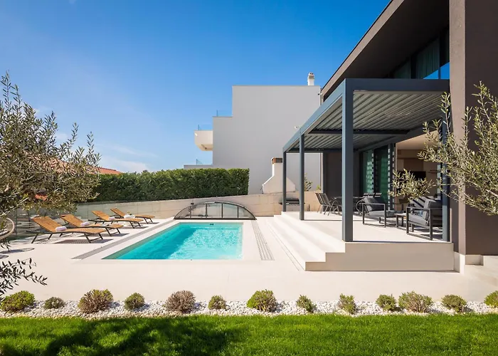 Villa Acacia With Heated Pool