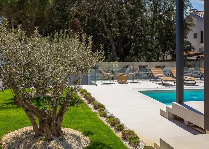 Acacia With Heated Pool Villa
