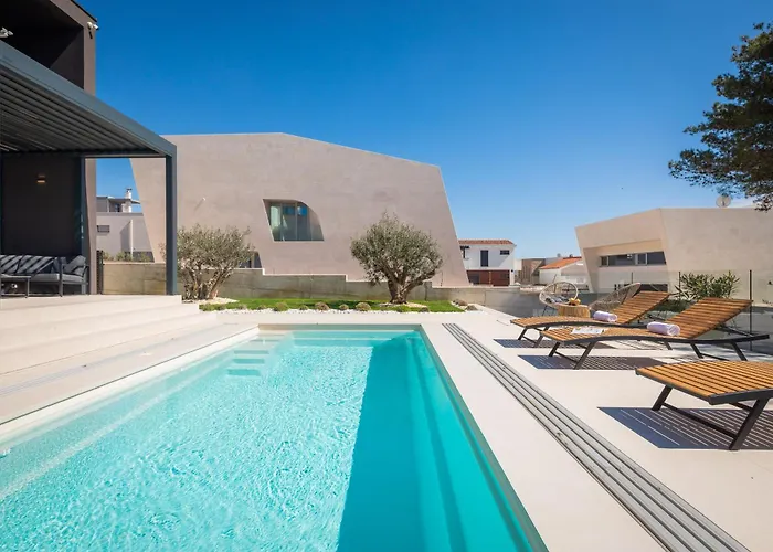 Acacia With Heated Pool Petrcane