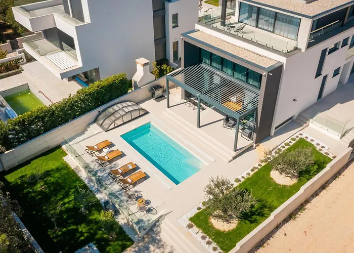 Acacia With Heated Pool Villa