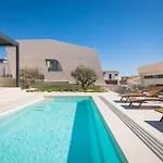 Acacia With Heated Pool Petrcane