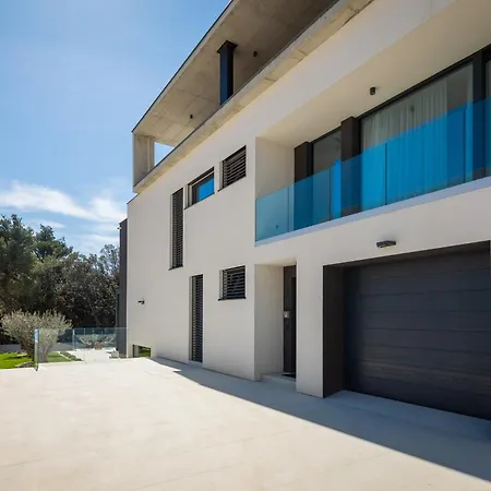 Acacia With Heated Pool