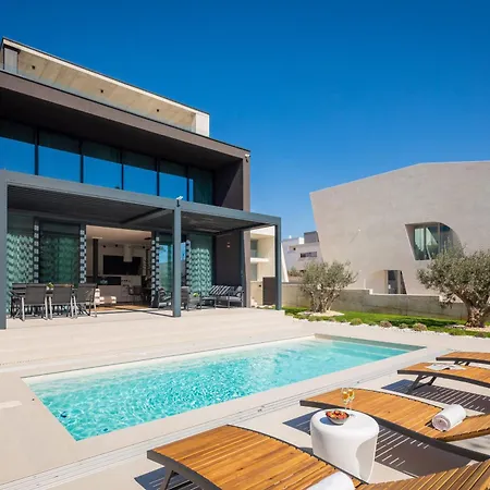 Acacia With Heated Pool *