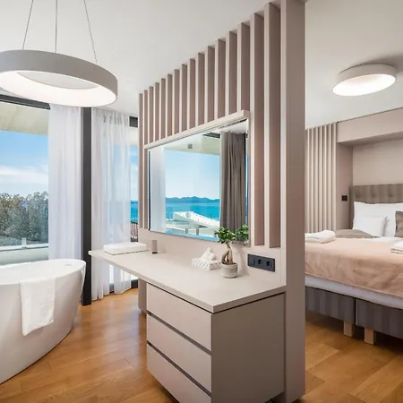 Acacia With Heated Pool