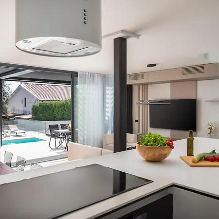 Acacia With Heated Pool *