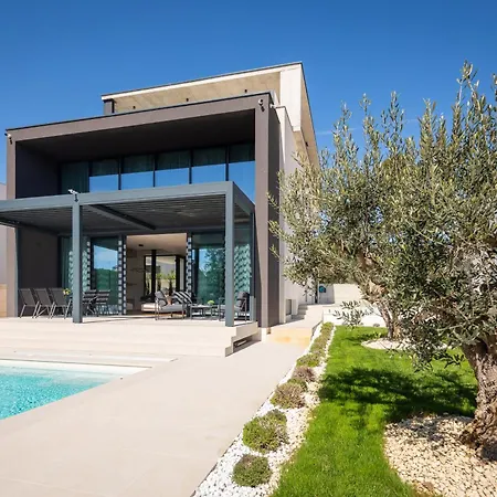 Acacia With Heated Pool