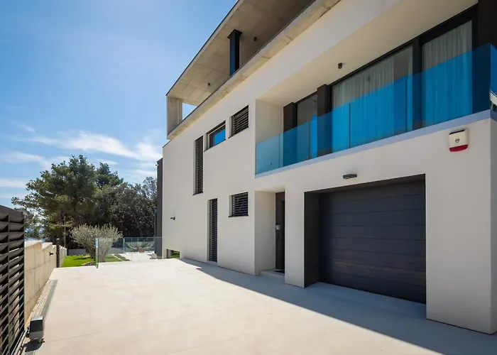 Acacia With Heated Pool