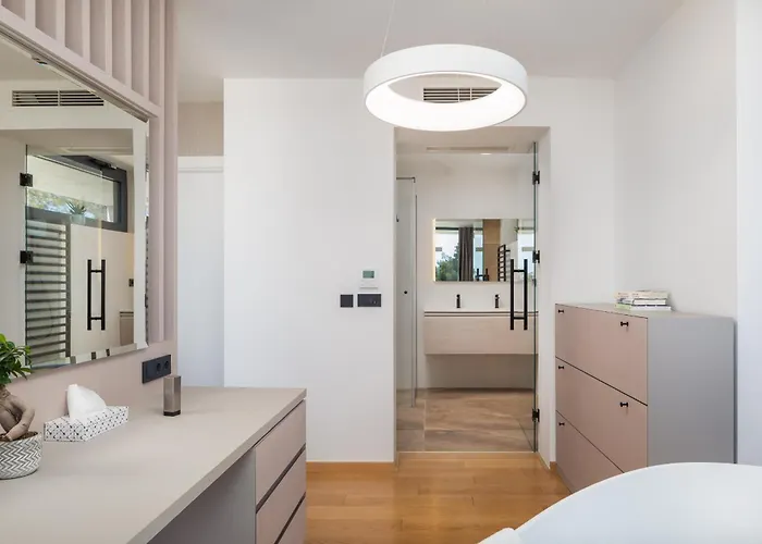 Acacia With Heated Pool Вилла Петрчане