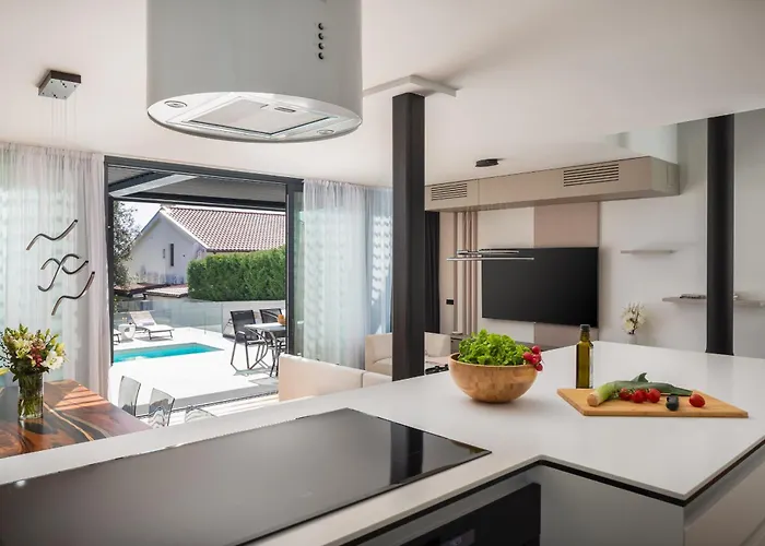 Acacia With Heated Pool *